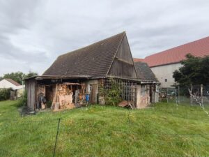 Rückansicht mit diversen Nebengelassen
