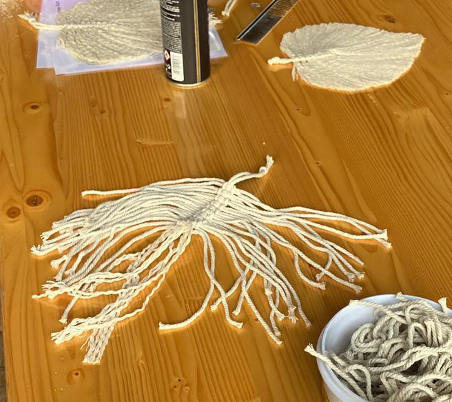 Ein Makrameeblatt für die Girlande soll entstehen