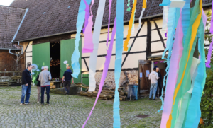 Es flattern bunte Bänder ...