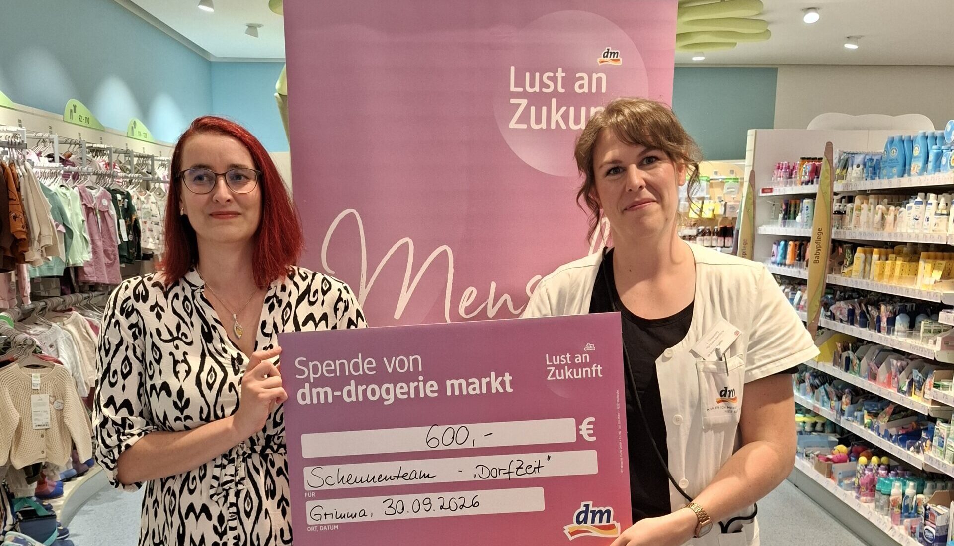 Offizieller Fototermin für die Übergabe des Spendenchecks im dm Markt in Grimma